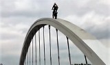 Motocyklem wjechał na konstrukcję mostu w Chełmku, ryzykując własnym życiem. Wszystko po to, żeby nagrać filmik? [ZDJĘCIA]