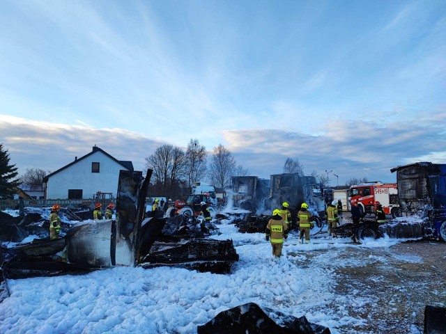 Do dużego pożaru samochodów ciężarowych doszło we wtorek, 3 stycznia około godziny 7 rano w Krzemienicy koło Czerniewic w powiecie tomaszowskim. Unoszące się kłęby dymu było widać z odległości wielu kilometrów.
