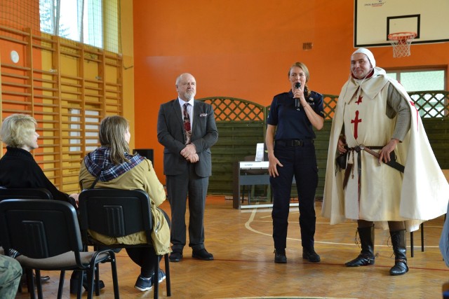 Zespół Szkół im. W. Łukasińskiego w Skępem zorganizował otwarte forum dla uczniów klas ósmych pod hasłem „Żyj wolny od uzależnień i przemocy”.