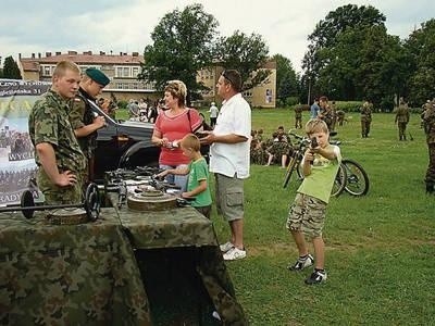 Każdy mógł wziąć do ręki broń, oczywiście nienaładowaną Fot. (IF)