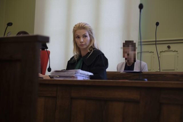 Oskarżona (z prawej) i jej obrońca adwokat Weronika Król