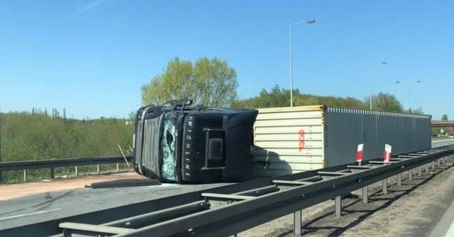 Wywrócona ciężarówka na obwodnicy Trójmiasta [29.04.2019]