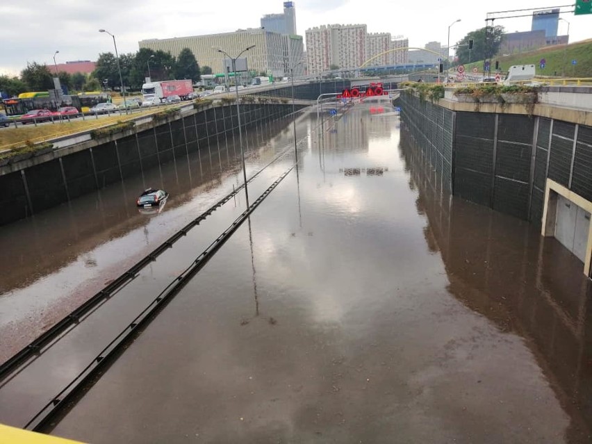 Zalane Katowice. Ulewa na Śląsku i w Zagłębiu. Potężna burza z gradem. Podtopione ulice domy i samochody. Ponad 400 zgłoszeń straży pożarnej