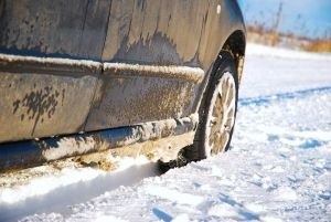 Łańcuchy śnieżne powinny być zamontowane przynajmniej na osi napędowej samochodu. (fot. sxc)