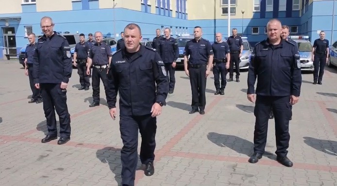 Ostrołęka. #GaszynChallenge w wykonaniu ostrołęckich policjantów, 13.06.2020