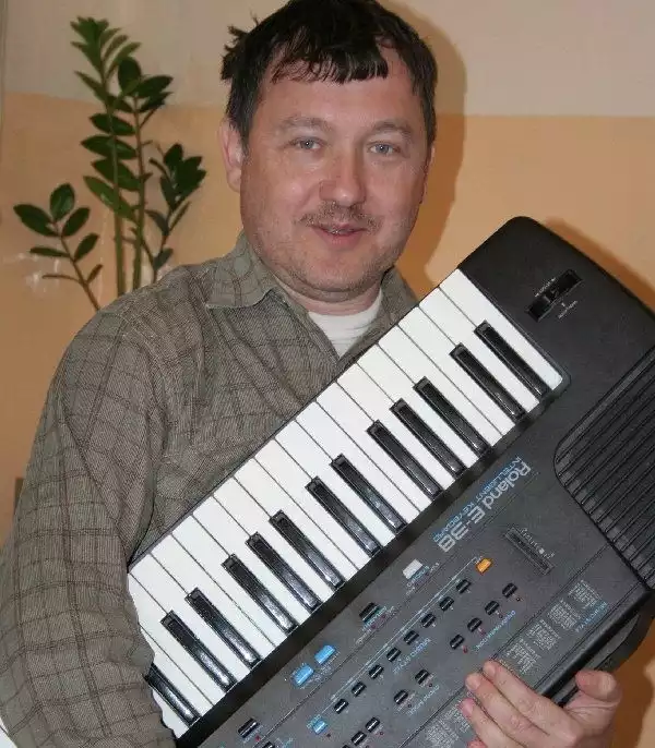Zbigniew Komorowski twierdzi, że bardziej czuje  się muzykiem niż informatykiem, matematykiem  czy chemikiem