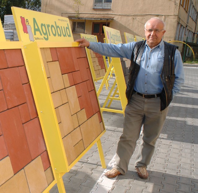 Mieczysław Hendzel, właściciel Agrobudu przy produkowanej w firmie kostce chodnikowej w kolorze piaskowym i ceglastym.