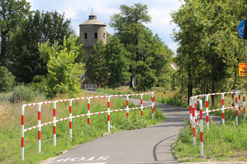 Ścieżka rowerowa na dawnych torach kolejowych w powiecie...