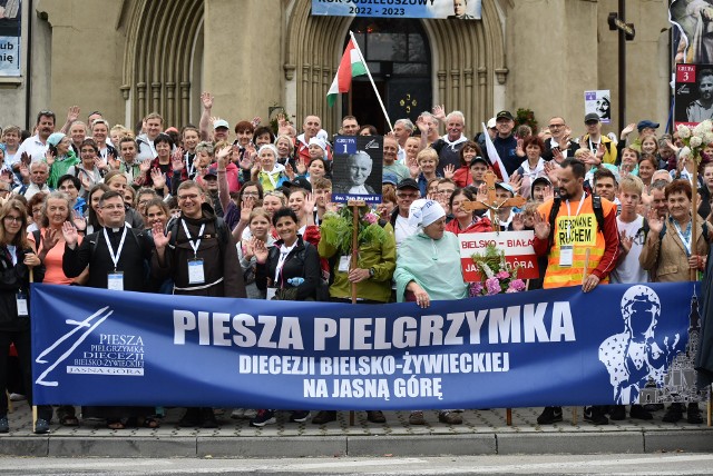 Pielgrzymi z Wilamowic wyszli na szlak pod patronatem świętego arcybiskupa. Zobacz kolejne zdjęcia. Przesuwaj zdjęcia w prawo - naciśnij strzałkę lub przycisk NASTĘPNE