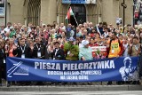 31. Piesza Pielgrzymka Diecezji Bielsko-Żywieckiej na Jasną Górę 2022. Z Wilamowic do Częstochowy wyruszyło ponad 500 osób. ZDJĘCIA