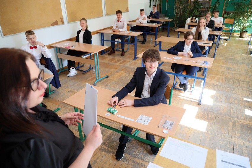 Egzamin ósmoklasisty w lubelskich szkołach. Jak uczniowie poradzili sobie z językiem polskim? Zobacz zdjęcia