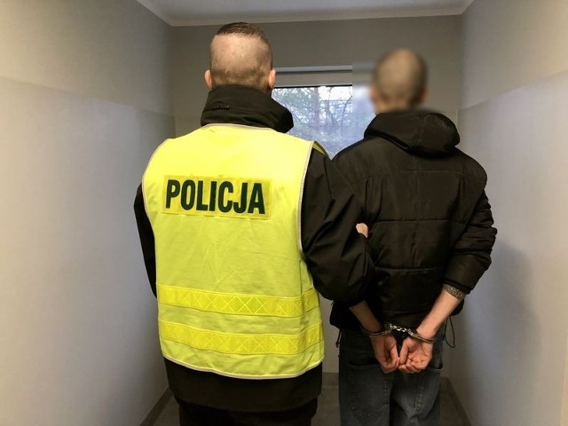 Policjanci z Komisariatu Policji w Ustce zatrzymali 28-letniego mieszkańca Ustki, który posiadał przy sobie narkotyki. W trakcie przeszukania mieszkania zatrzymanego mężczyzny policjanci znaleźli jeszcze blisko 220 gramów marihuany. Teraz grozi kara do 10 lat pozbawienia wolności.