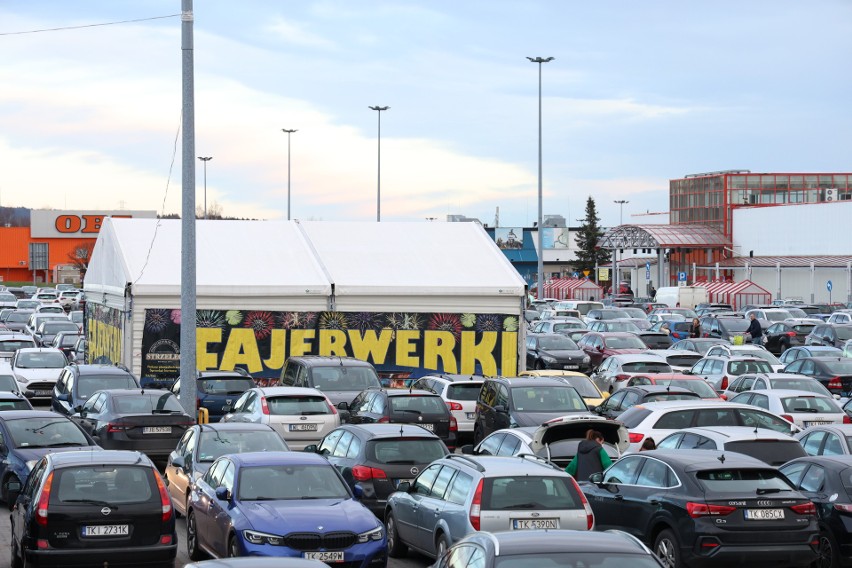 Ludzie ruszyli na sylwestrowe zakupy. Pełne parkingi przed marketami w Kielcach. Zobaczcie zdjęcia