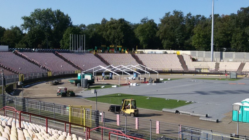 Po koncercie Linkin Park w Rybniku sprzątają stadion. A tak...