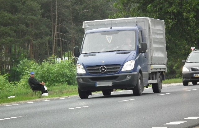 W okolicach Podgóry część osób handluje tuż przy drodze.  