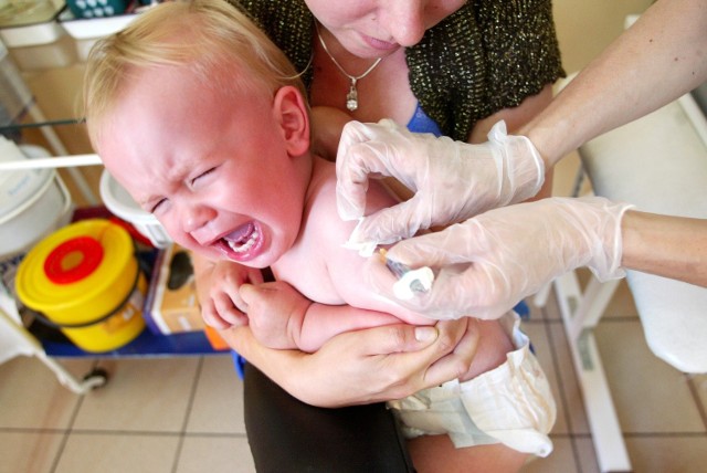 W krajach, w których przeciw pneumokokom szczepi się całą populację maluchów spada liczba hospitalizacji np. z powodu zapalenia płuc wywołanego przez te bakterie.