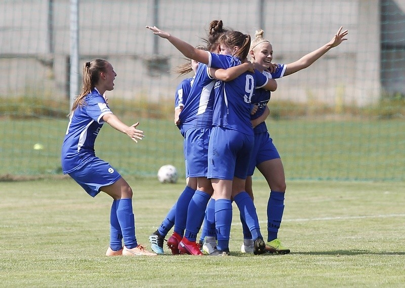 Futbol kobiet. Udana inauguracja sezonu drużyny TME UKS SMS [ZDJĘCIA]