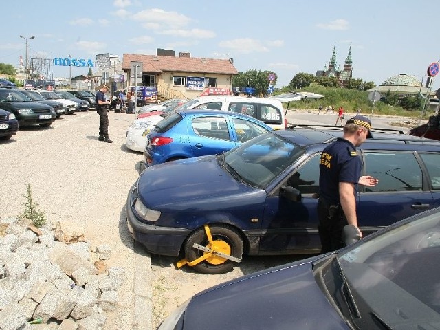 Straż Miejska zakładała blokady na koła kierowcom, którzy zatrzymali się w niedozwolonym miejscu.