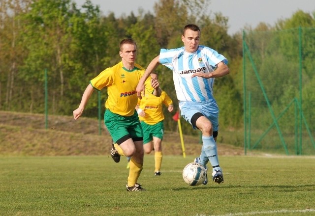 Michał Kosowski (z prawej) strzelił pierwszego gola dla Jandaru Bodzechów, w wygranym przez jego zespół meczu z Wichrem Miedziana Góra 3:1.