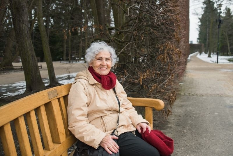 Ławeczka niepodległości w parku oliwskim. 91-letnia gdańszczanka Maria Biesiekierska kupiła ławeczkę na 100-lecie odzyskania Niepodległości 