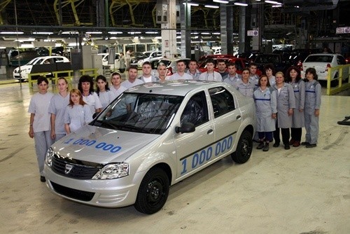 Dacia Logan z numerem 1000000 w zakładzie w Pitesti