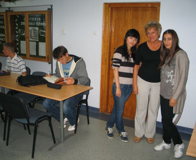 (Od prawej) Tamara Dekanadze z Gruzji, Teresa Żyguła dyrektor Zespołu Szkół imienia Staszica w Tarnobrzegu oraz Icy Cherng z Chin, przed spotkaniem z młodzieżą