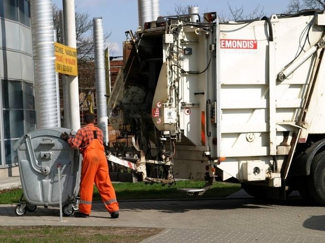 Jest drożej i gorzej – takie słowa padały podczas debaty o mocnych i słabych stronach gospodarki odpadami w aglomeracji poznańskiej.