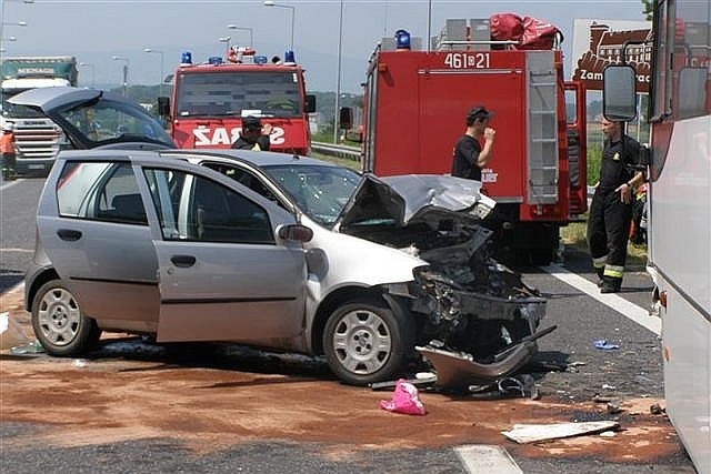Fiat zderzył się z autobusem. Cztery osoby ranne.