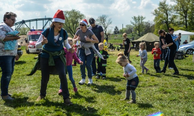 W sobotę mieszkańcy Fordonu bawili się na nadbrzeżu Wisły podczas starofordońskiej majówki.Uczestnicy zabawy zobaczyli pokazy straży pożarnej. Były także zabawy i konkursy dla dzieci. Na najmłodszych czekały także "dmuchańce". Całość zakończyła zabawa taneczna z zespołem Rafa.Więcej przeczytacie w najbliższym sobotnim wydaniu "Expressu Fordon"Polub nas na Facebooku