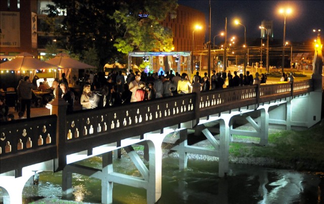 Muzyczno-taneczne wieczory na moście na Bystrzycy zamykającym ulicę Zamojską, były hitem poprzedniego lata.