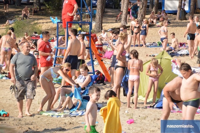 Tłumy plażowiczów w palny piątek i sobotę odwiedzili miejskie plażę.