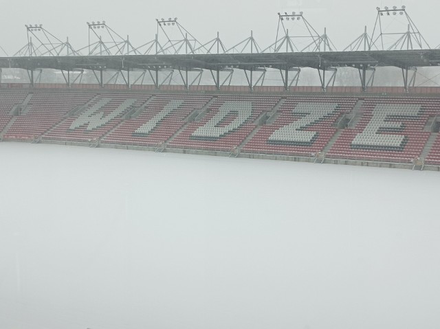 Tak wyglądała płyta na Widzewie tydzień temu, ale mecz z Pogonią odbył się zgodnie z planem