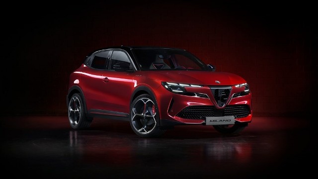 Sportowy charakter, kompaktowe wymiary i włoski styl rozpoznawalne już od pierwszego wejrzenia. Oczekiwanie dobiegło końca! Marka Alfa Romeo prezentuje międzynarodowej prasie nowy model MILANO właśnie w Mediolanie, w historycznej siedzibie Automobile Club Milano w niekonwencjonalny sposób - komentuje Alfa Romeo.