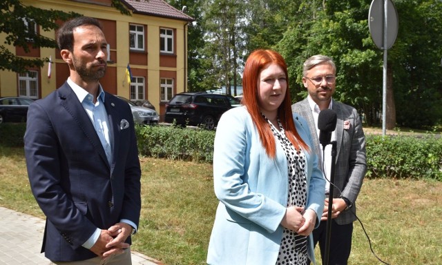 Od lewej: burmistrz Rypina Paweł Grzybowski, wiceminister Anna Gembicka i starosta rypiński Jarosław Sochacki.