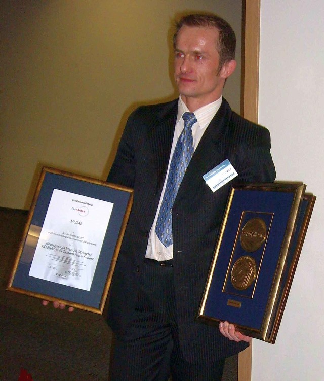 Mariusz Strzecha, właściciel firmy Koordynacja z Rożek w gminie Kowala, prezentuje złoty medal zdobyty na Targach Rehabilitacji "RehMedica 2010&#8221; w Sosnowcu.