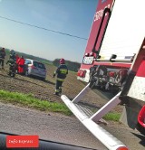 Wypadek między Lubeckiem i Dralinami. Osobowy ford wypadł z drogi. Kierowca próbował zbyt szybko pokonać ostry zakręt ZDJĘCIA