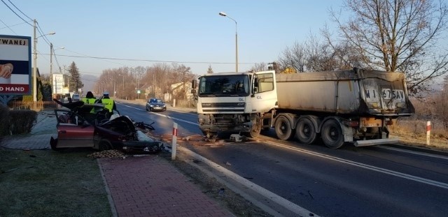 Wypadek w Starachowicach. Zderzyły się ciężarówka i auto osobowe.  [ZDJĘCIA]