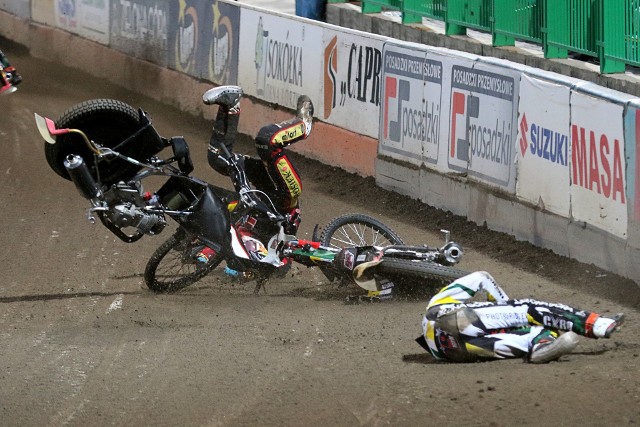 Do fatalnie wyglądającego karambolu doszło w wyścigu młodzieżowym pierwszego spotkania o brąz (37:32, spotkanie zakończono po 12. biegu z powodu ciężkich warunków atmosferycznych). Start wygrał Gleb Czugunow, który na wyjściu z pierwszego łuku miał kłopoty z opanowaniem motocykla. Miejsca zabrakło dla Norberta Krakowiaka; zawodnik gospodarzy położył się na torze i uderzył plecami w bandę. W maszynę juniora Falubazu uderzył Michał Curzytek, którego wybiło w powietrze. Karambol wyglądał koszmarnie. Curzytek zszedł do parkingu o własnych siłach; Krakowiak został unieruchomiony na noszach i odwieziony do szpitala z podejrzeniem urazu łokcia lewej ręki. ZOBACZ ZDJĘCIA >>>>>>>