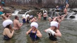 Wyjazdowa kąpiel Przemyskich Morsów w wodospadzie na Olszance w Bieszczadach [ZDJĘCIA]