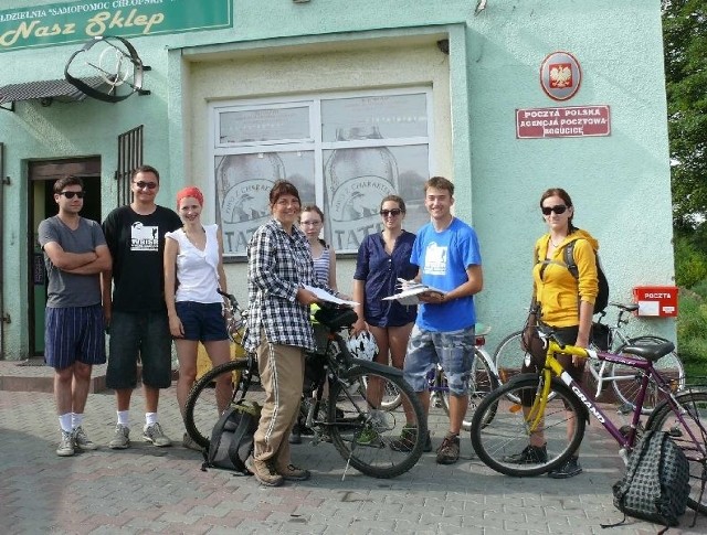 Grupę studentów &#8211; rowerzystów pod kierunkiem dr Katarzyny grabowskiej spotkaliśmy w drodze do przysiółka Zakamień w Bogucicach. Przekazali nam serdeczne pozdrowienia dla redakcji Echa Dnia. 