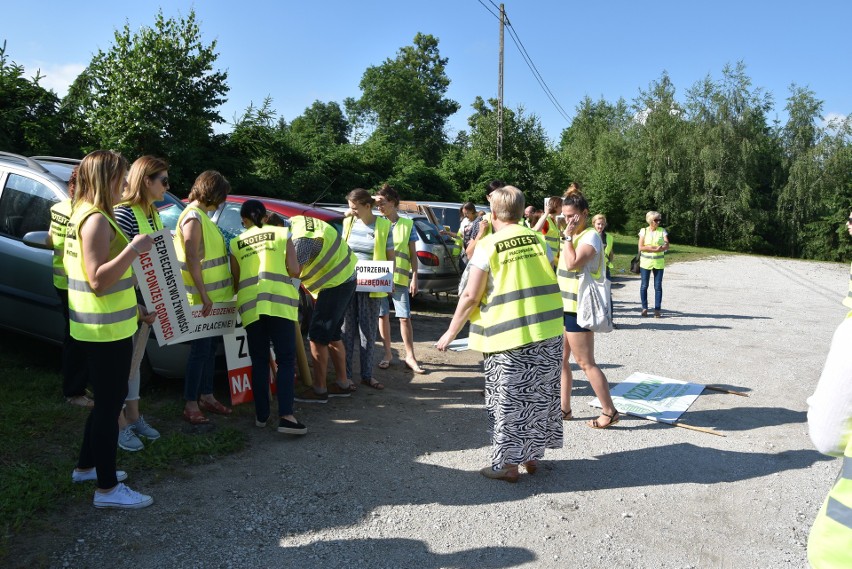 Pracownicy Inspekcji Weterynaryjnej blokowali drogę krajową 22 w Waćmierku
