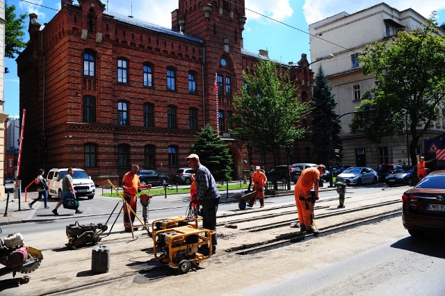 Trwają awaryjne prace związane z remontem torowiska w ciągu ul. Westerplatte – w rejonie budynku Komendy Miejskiej Państwowej Straży Pożarnej.