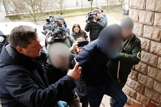 33-latek, który spowodował wypadek na al. Wyzwolenia w Szczecinie został doprowadzony do prokuratury