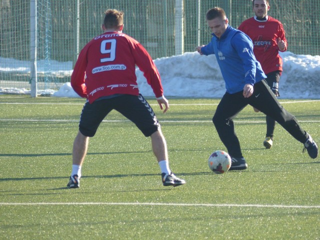 Wierna wygrała w Kielcach z Granatem 2:0. Przy piłce Krzysztof Trela.