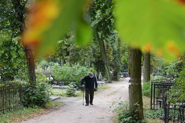 Trzy parafie zarządzają cmentarzem przy ulicy Gałczyńskiego i każda ma własny regulamin