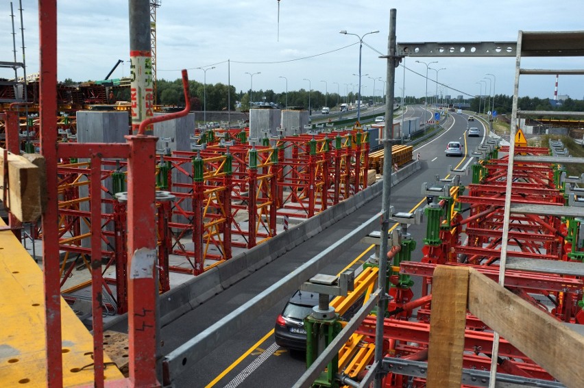 Tak postępowały prace na budowie węzła łączącego autostradę...