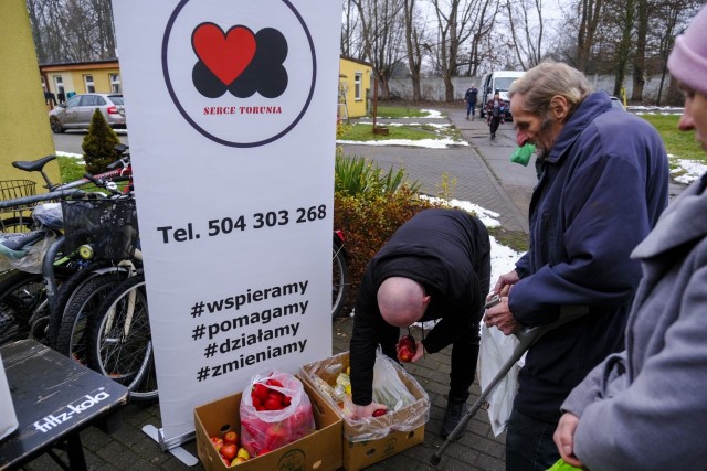 Tak wyglądała ostatnia, niedzielna (4 grudnia) wydawka żywności i darów dla osób bezdomnych, zorganizowana przez "Serce Torunia". Potrzebujący mogli w jej trakcie skorzystać także z bezpłatnych usług fryzjerskich i pomocy medycznej. To już kolejna taka akcja społeczników, którzy pomagają osobom w kryzysie bezdomności od roku.