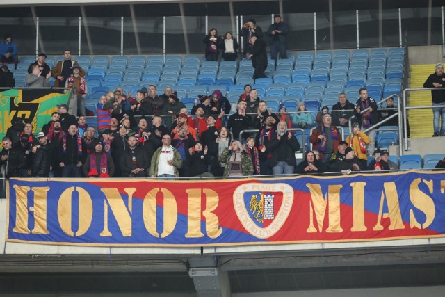 Kibice Piasta Gliwice na meczu z Ruchem na Stadionie Śląskim  Zobacz kolejne zdjęcia. Przesuwaj zdjęcia w prawo - naciśnij strzałkę lub przycisk NASTĘPNE