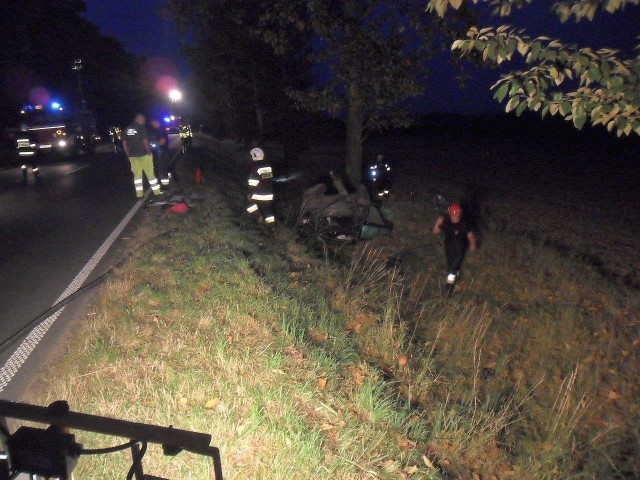 Trzy osoby zostały ranne w wypadku, do którego doszło w sobotę wieczorem na drodze krajowej 41 pomiędzy Wierzbięcicami a Piorunkowicami. To pasażerowie volkswagena bory, którego kierowca zjechał do rowu, a auto dachowało. Dwie kobiety i mężczyzna zostali przewiezieni do szpitala w Nysie. Kierującemu, który był trzeźwy, nic się nie stało. Okoliczności wypadku wyjaśniają policjanci.