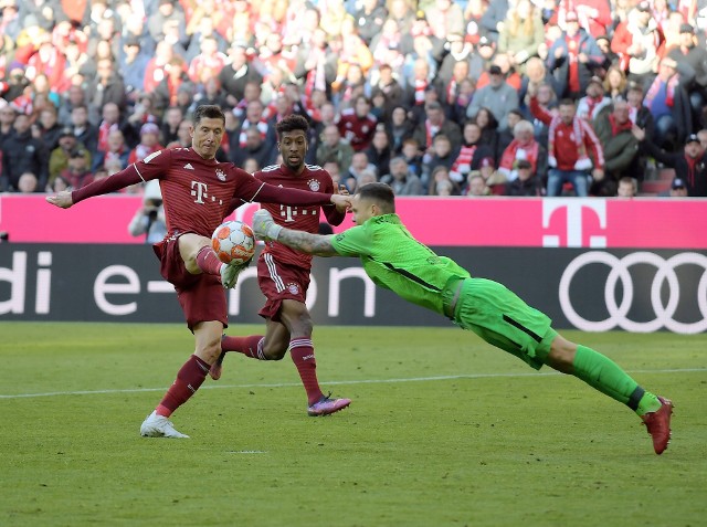 Robert Lewandowski nieźle oceniony za mecz z Augsburgiem, ale media zwracają mu uwagę. "Więcej kontaktów miał Neuer", "sfrustrowany"